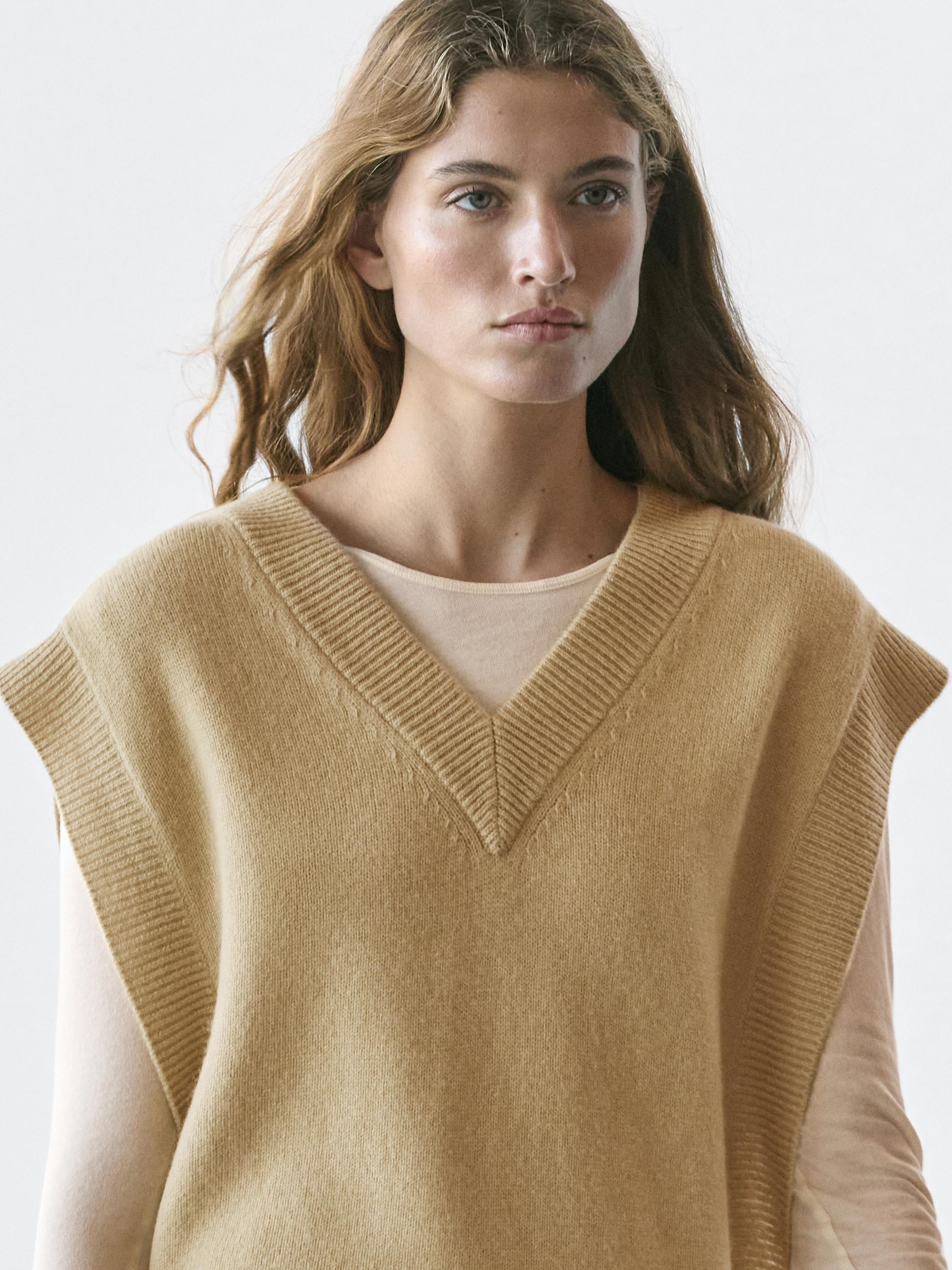 V-neck bib with tie details
